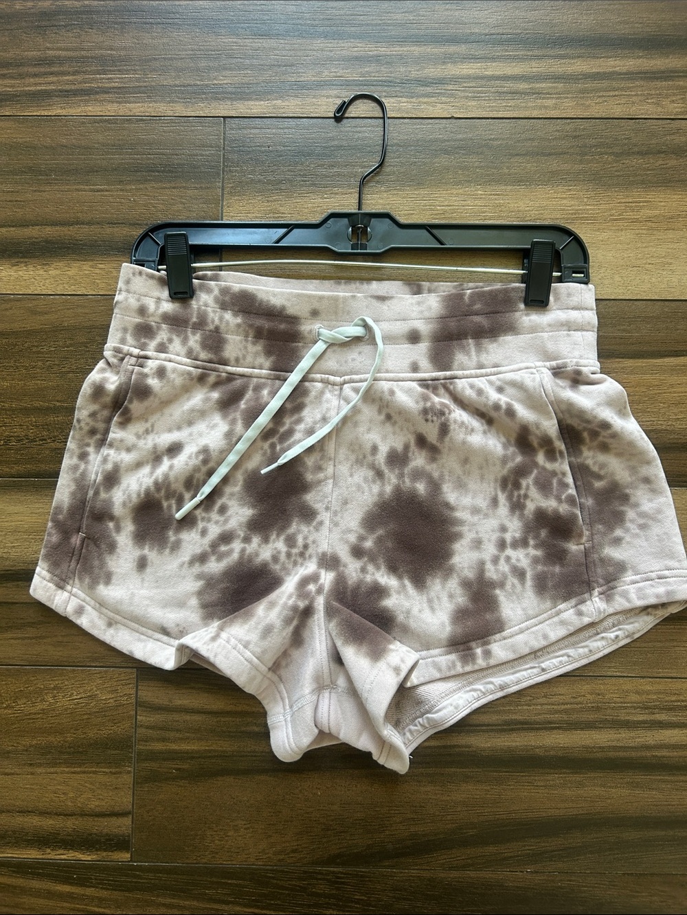 lululemon athletica Tie-Dye Athletic Lounge Shorts in Brown and Cream
Size 6
